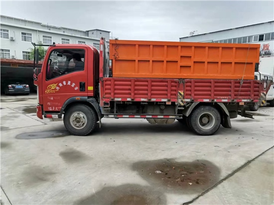 南陽側卸式礦車發貨成功